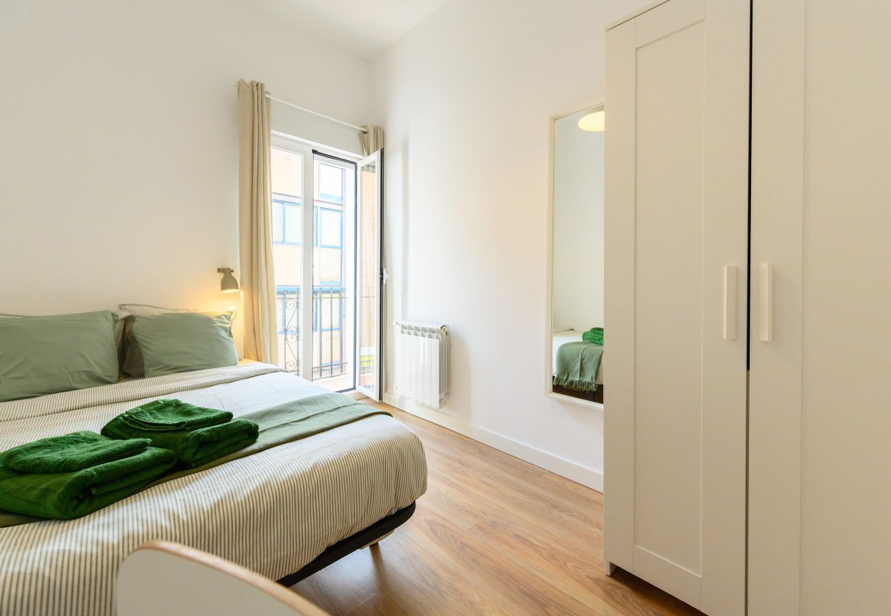 Apartment in Madrid - M (PDD82B) Piso de 3 dormitorios con balcón y toda