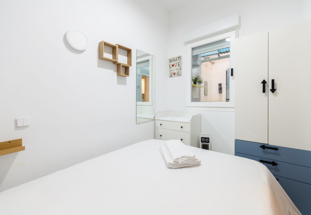 Apartment in Madrid - M (SEL60I) Piso de 1 dormitorio y terraza en Madri