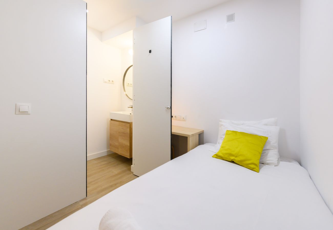 Apartment in Madrid - M (FGA50E) Acogedor piso en Chamberí 