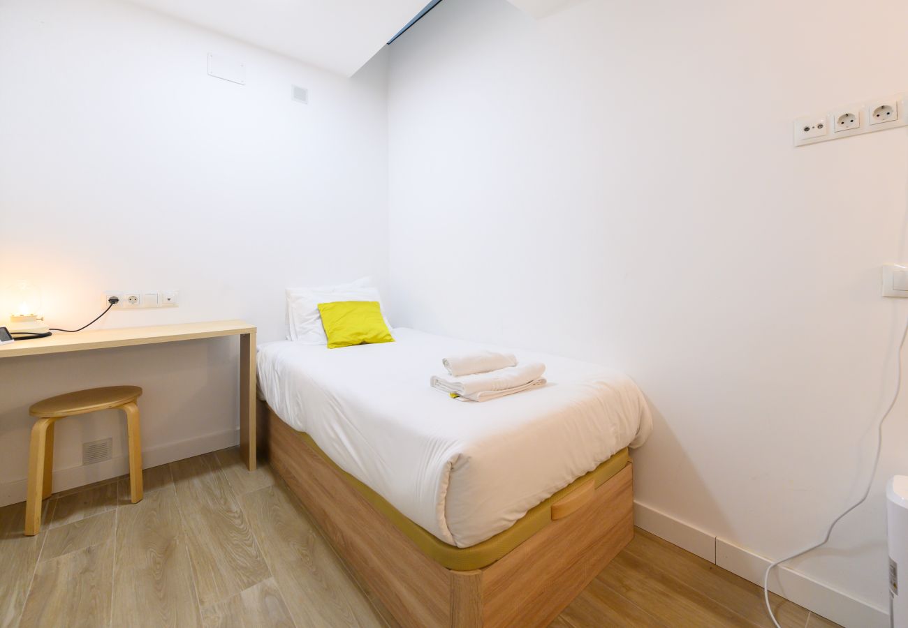 Apartment in Madrid - M (FGA50E) Acogedor piso en Chamberí 