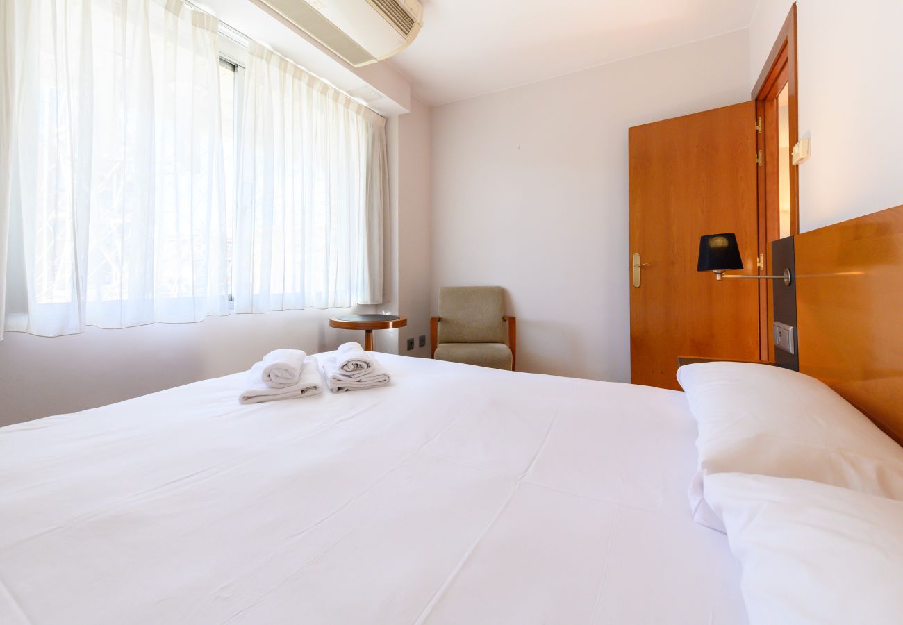 Apartment in Madrid - M (MLE16A2320) Amplio piso 1 dormitorio en Chamart