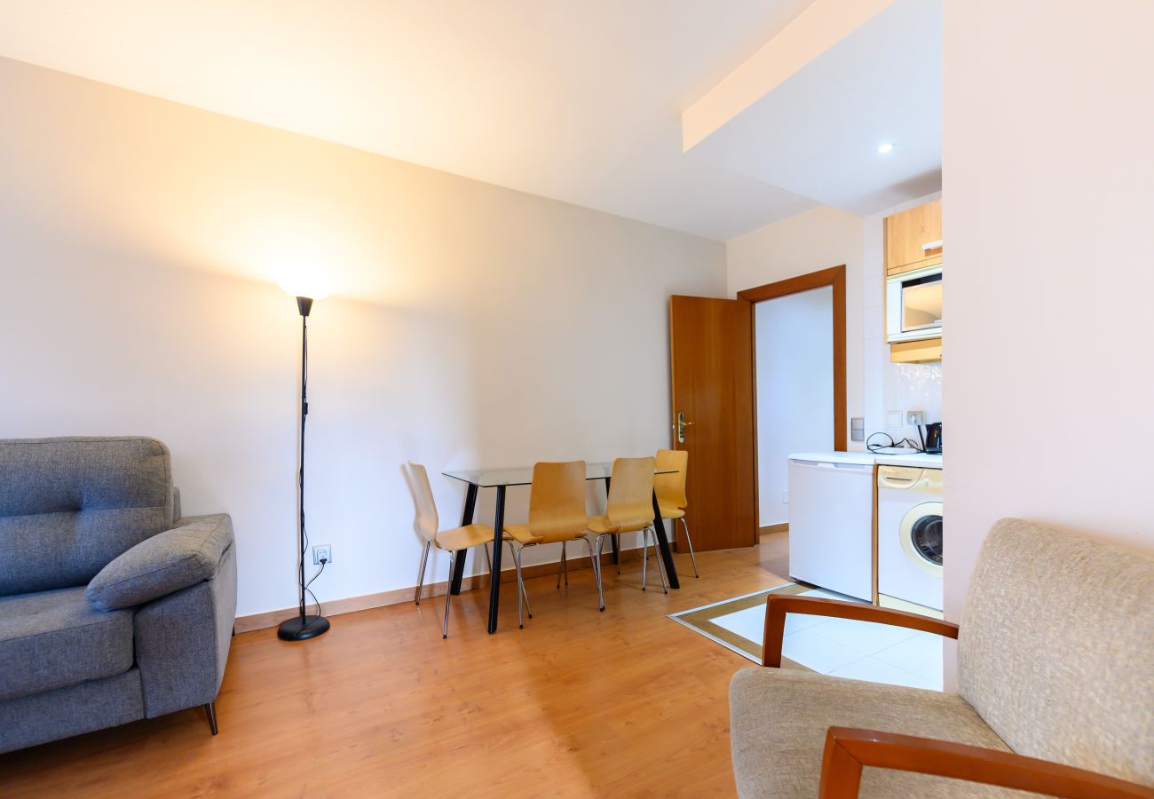 Apartment in Madrid - M (MLE16A2320) Amplio piso 1 dormitorio en Chamart