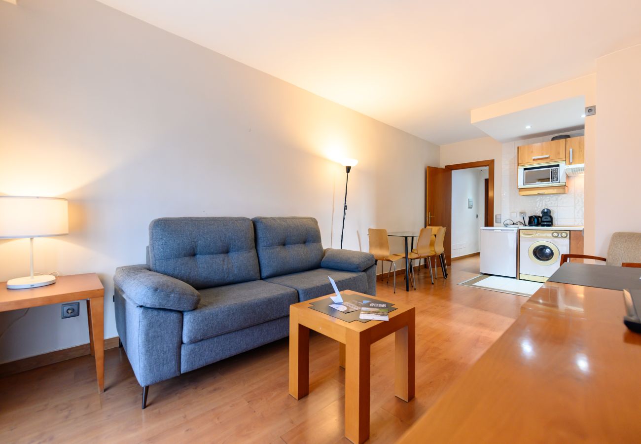 Apartment in Madrid - M (MLE16A2320) Amplio piso 1 dormitorio en Chamart