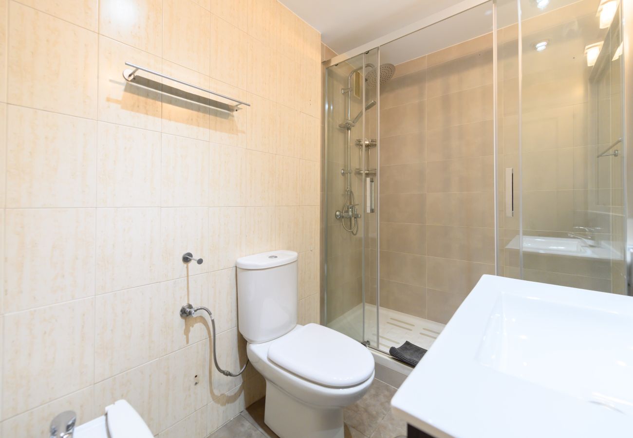 Apartment in Madrid - M (TAM82D) Amplio piso de 2 dormitorios en Madrid