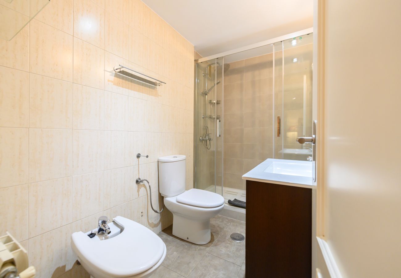 Apartment in Madrid - M (TAM82D) Amplio piso de 2 dormitorios en Madrid