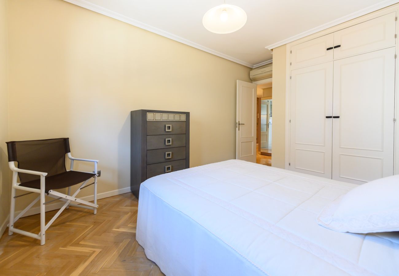 Apartment in Madrid - M (TAM82D) Amplio piso de 2 dormitorios en Madrid