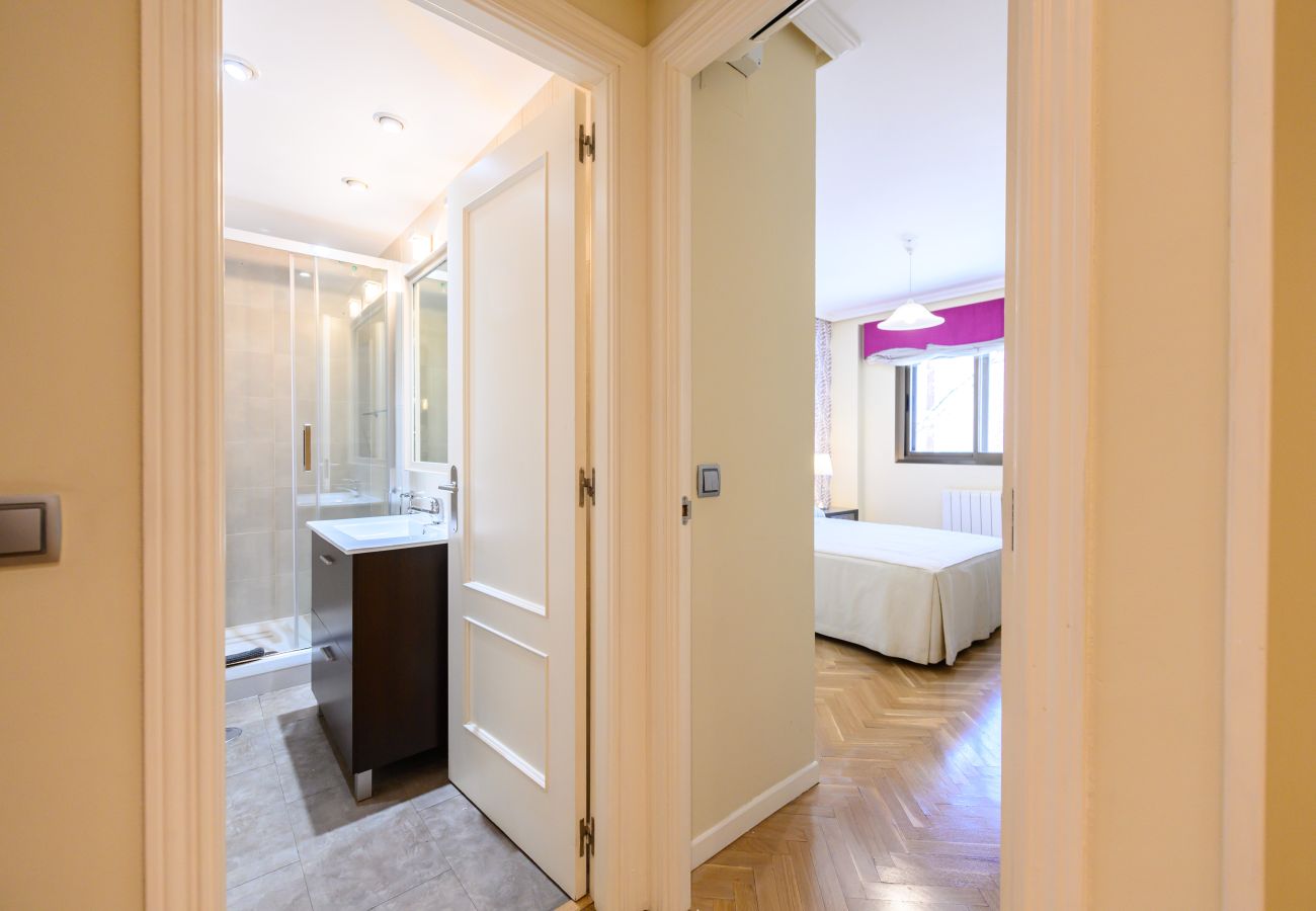 Apartment in Madrid - M (TAM82D) Amplio piso de 2 dormitorios en Madrid