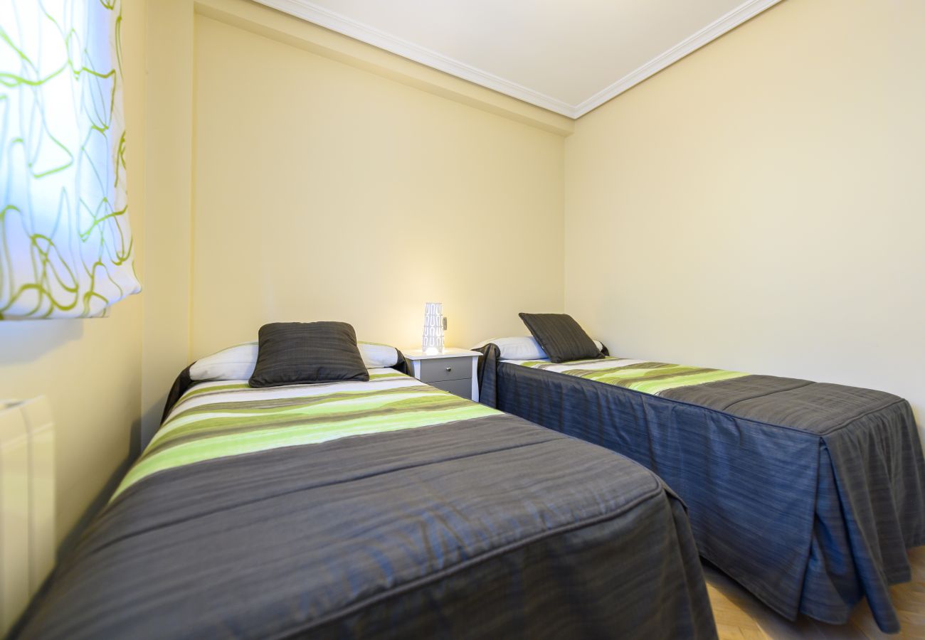 Apartment in Madrid - M (TAM82D) Amplio piso de 2 dormitorios en Madrid