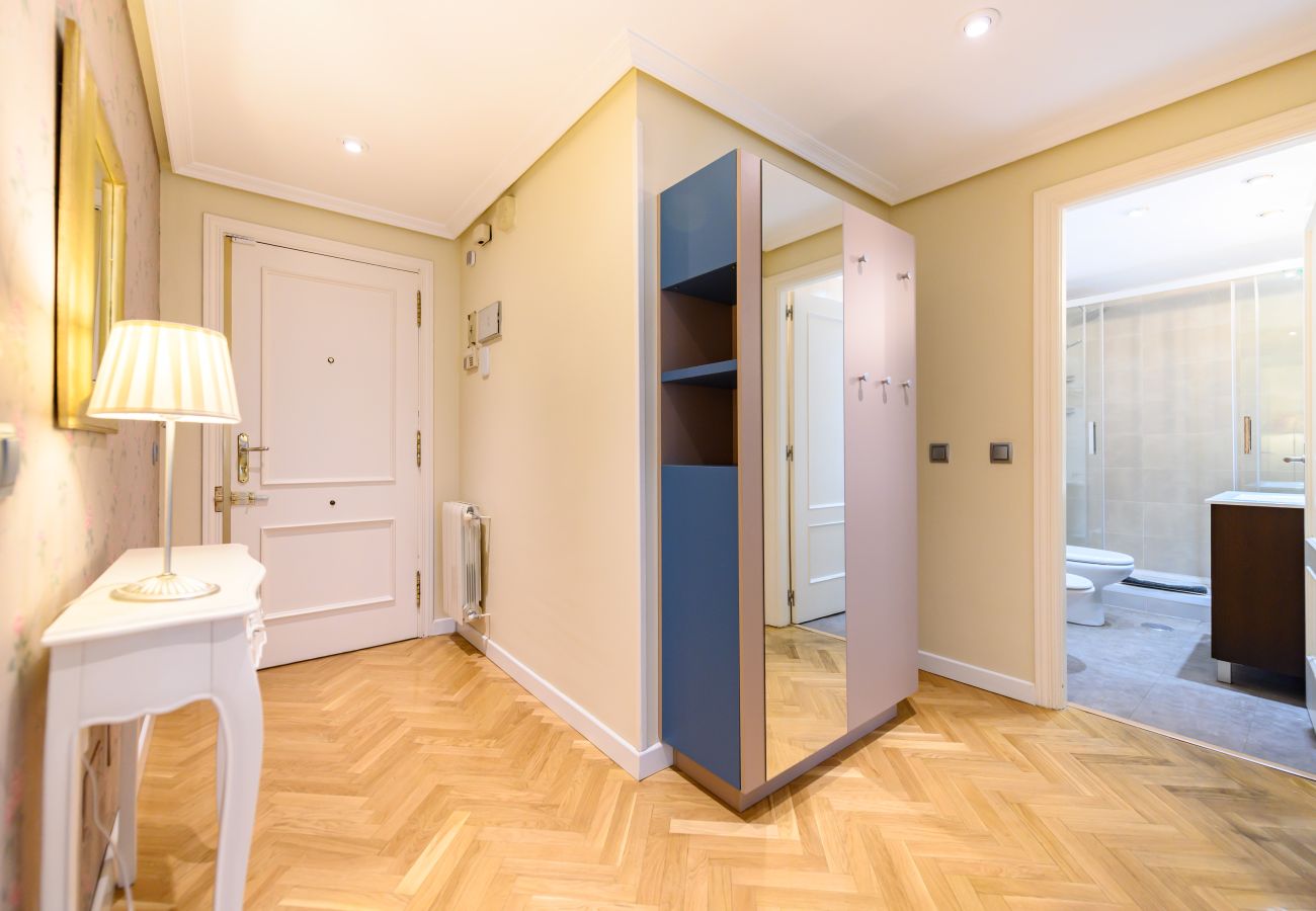 Apartment in Madrid - M (TAM82D) Amplio piso de 2 dormitorios en Madrid
