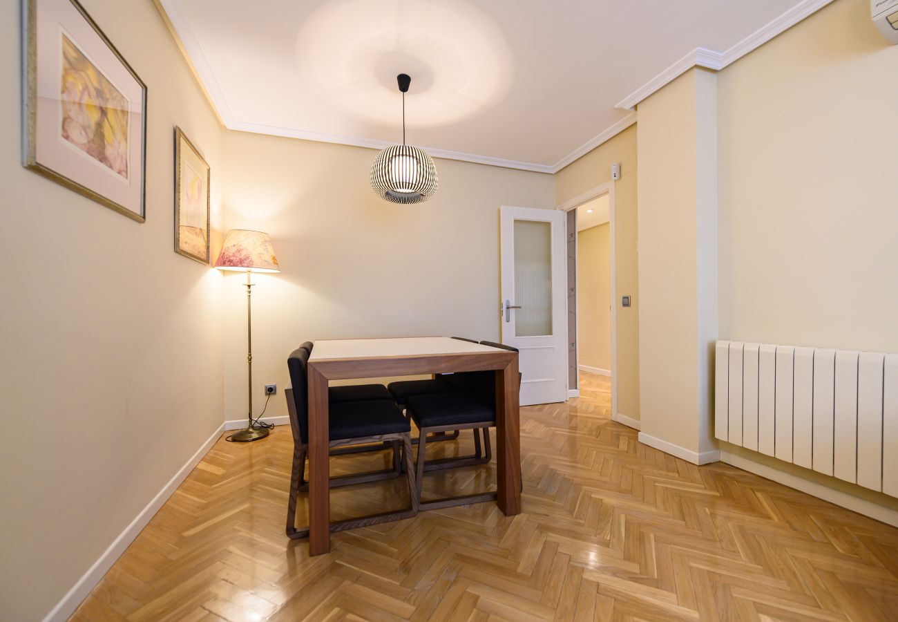 Apartment in Madrid - M (TAM82D) Amplio piso de 2 dormitorios en Madrid