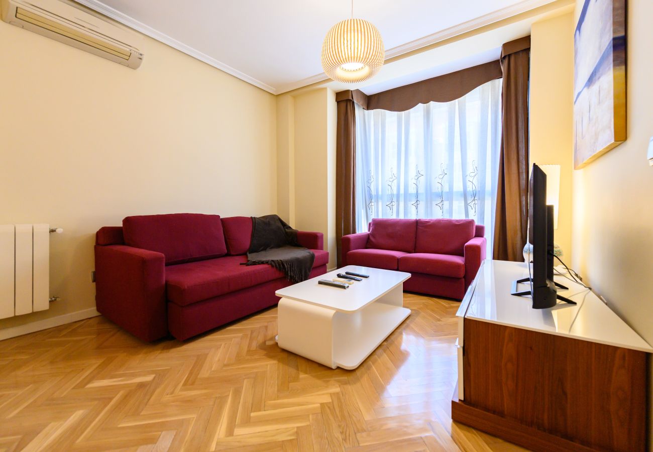 Apartment in Madrid - M (TAM82D) Amplio piso de 2 dormitorios en Madrid