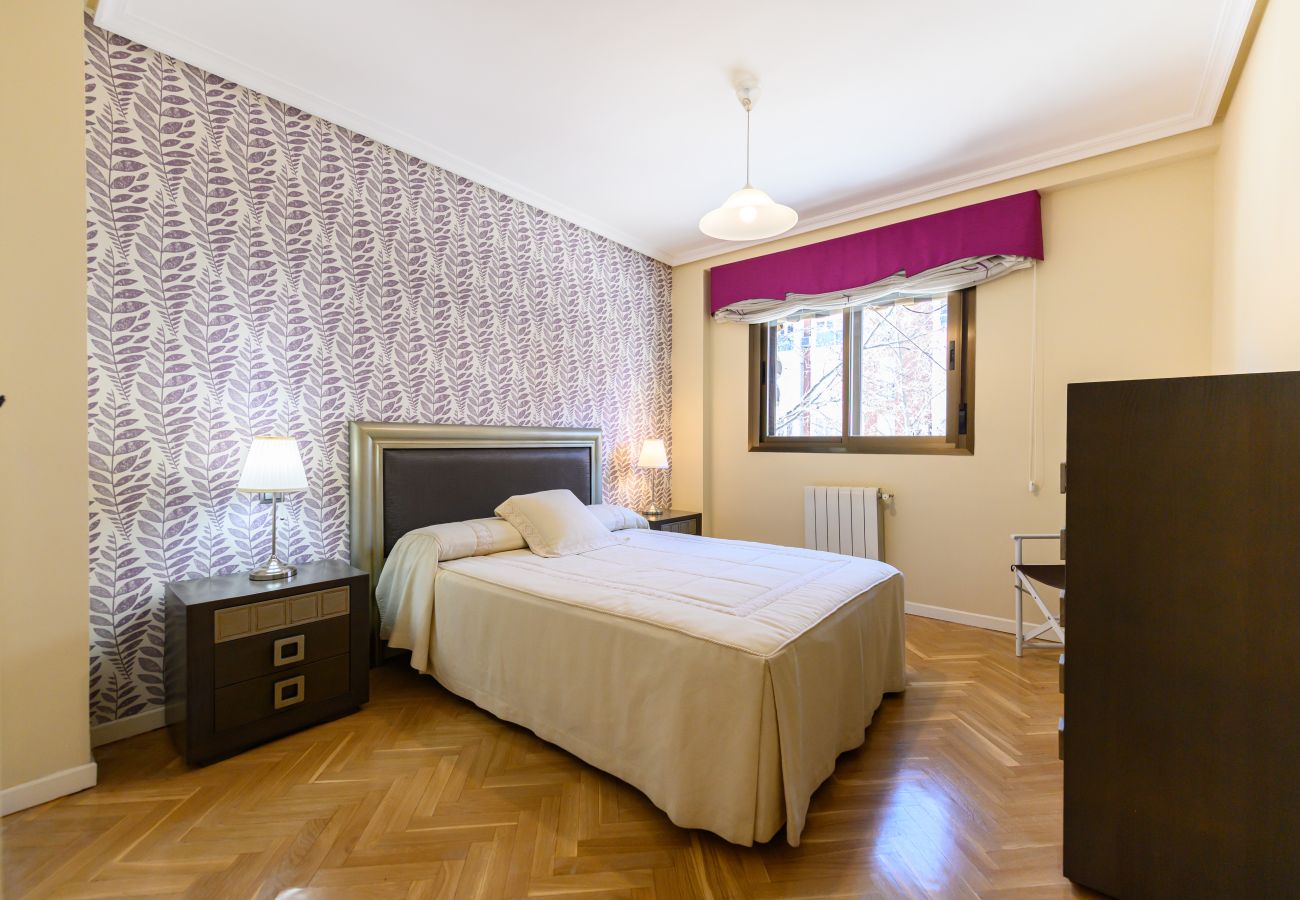Apartment in Madrid - M (TAM82D) Amplio piso de 2 dormitorios en Madrid