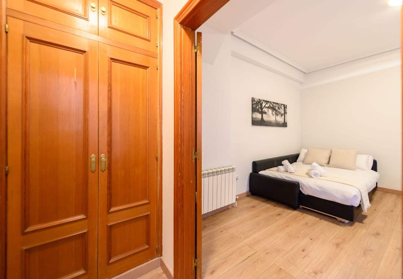 Apartment in Madrid - M (ADU151A) Piso 2 dormitorios en Sol, Centro de M