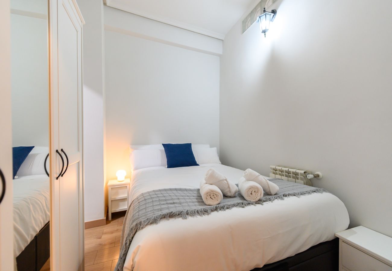 Apartment in Madrid - M (ADU151A) Piso 2 dormitorios en Sol, Centro de M