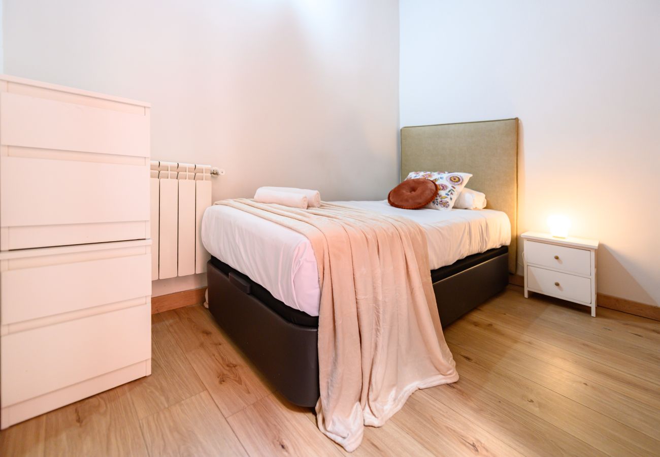 Apartment in Madrid - M (ADU151A) Piso 2 dormitorios en Sol, Centro de M