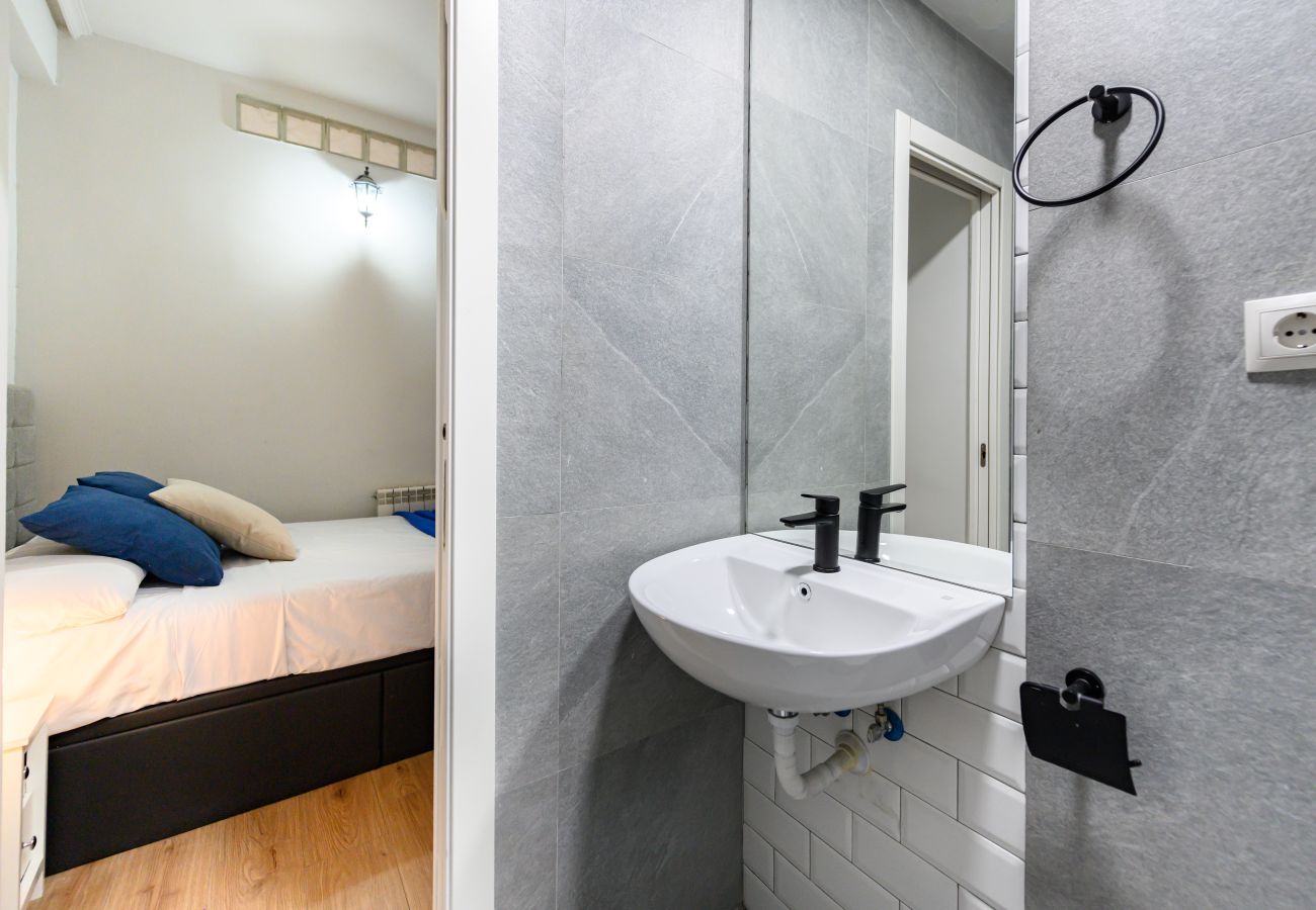 Apartment in Madrid - M (ADU151A) Piso 2 dormitorios en Sol, Centro de M
