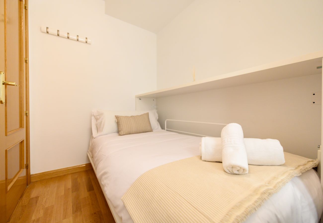 Apartment in Madrid - M (PRA10) Piso 2 dormitorios y 2 baños, Centro de