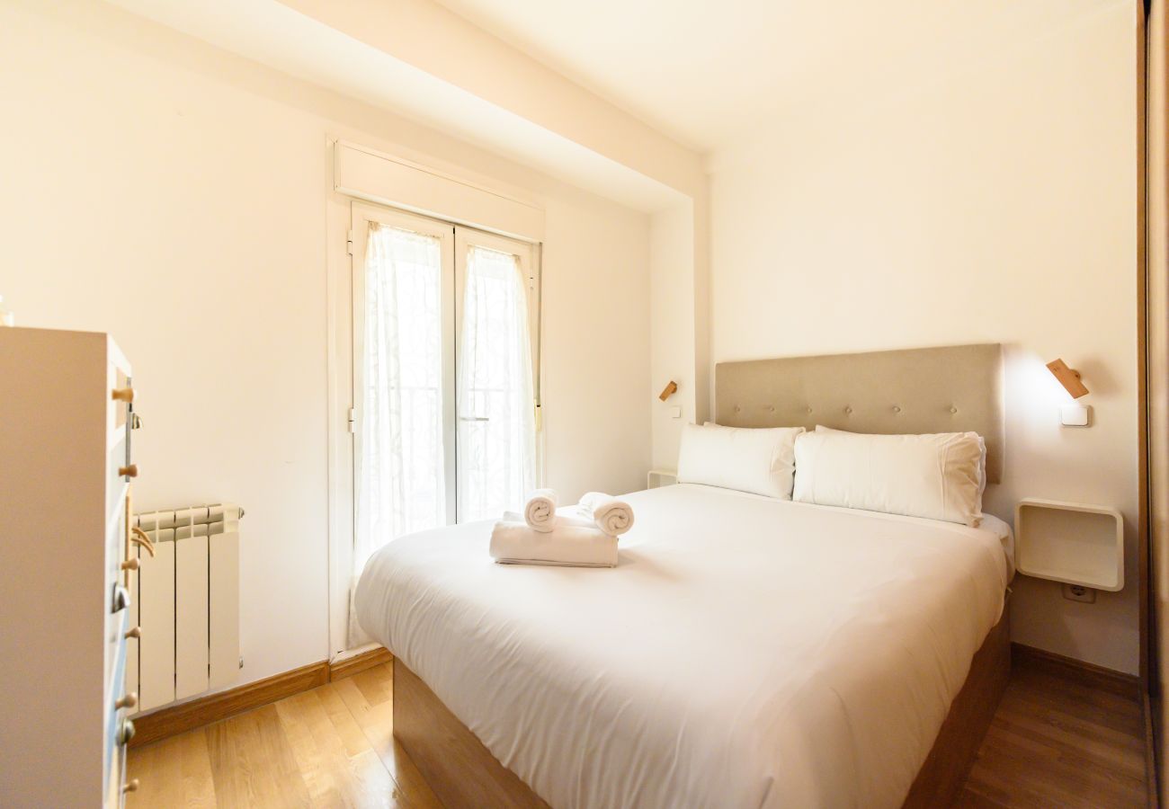 Apartment in Madrid - M (PRA10) Piso 2 dormitorios y 2 baños, Centro de