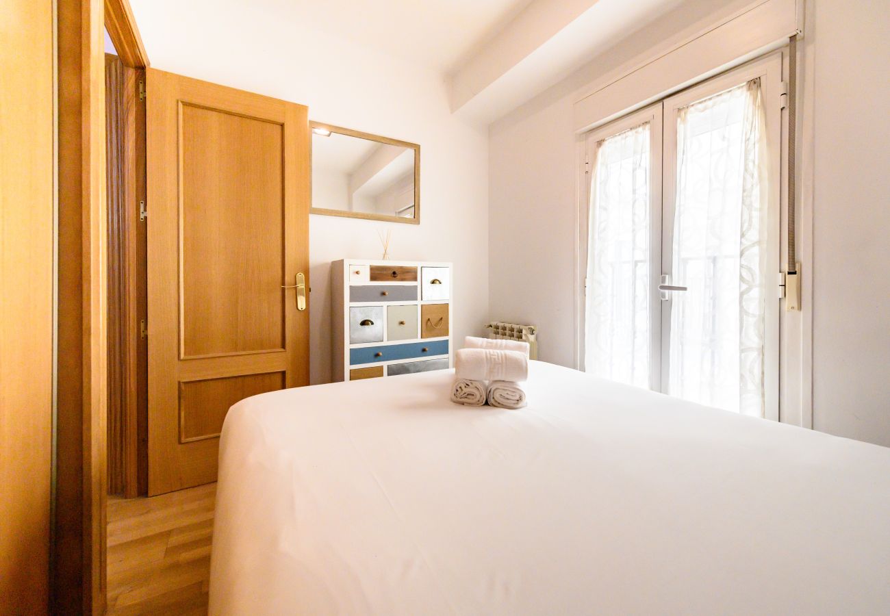 Apartment in Madrid - M (PRA10) Piso 2 dormitorios y 2 baños, Centro de