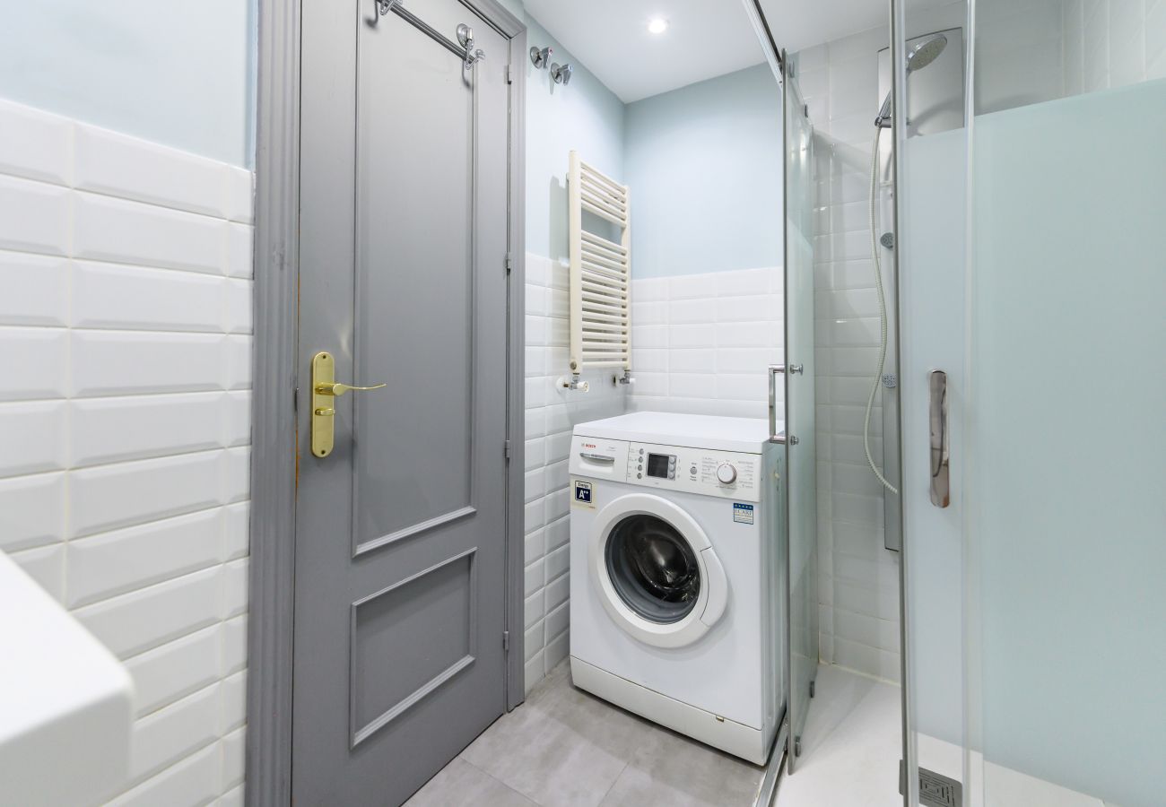 Apartment in Madrid - M (PRA100C) Piso 2 dormitorios y 2 baños en el cen