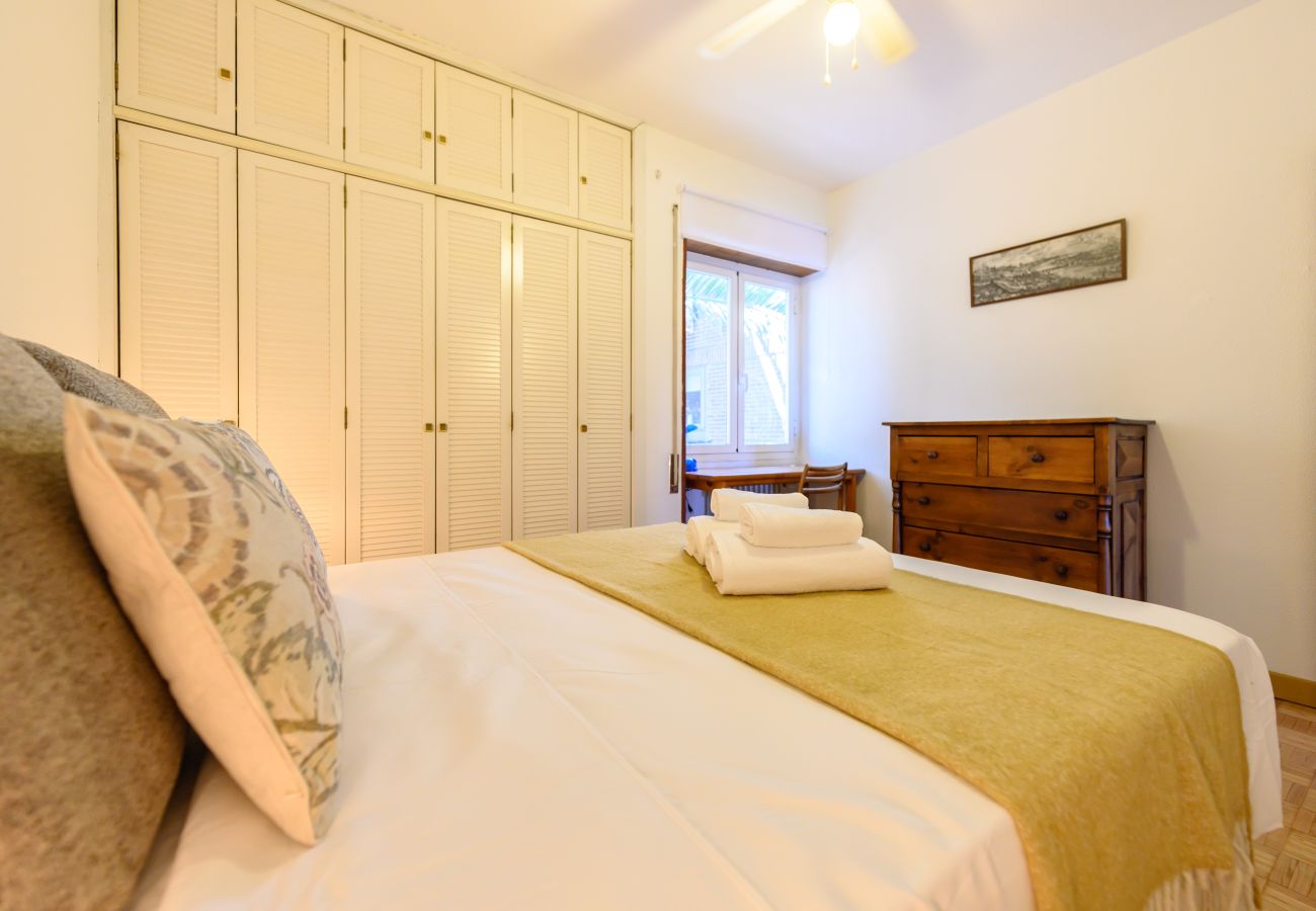 Apartment in Madrid - M (PIR312ºD) Piso 5 dormitorios, 2 baños en Moncl
