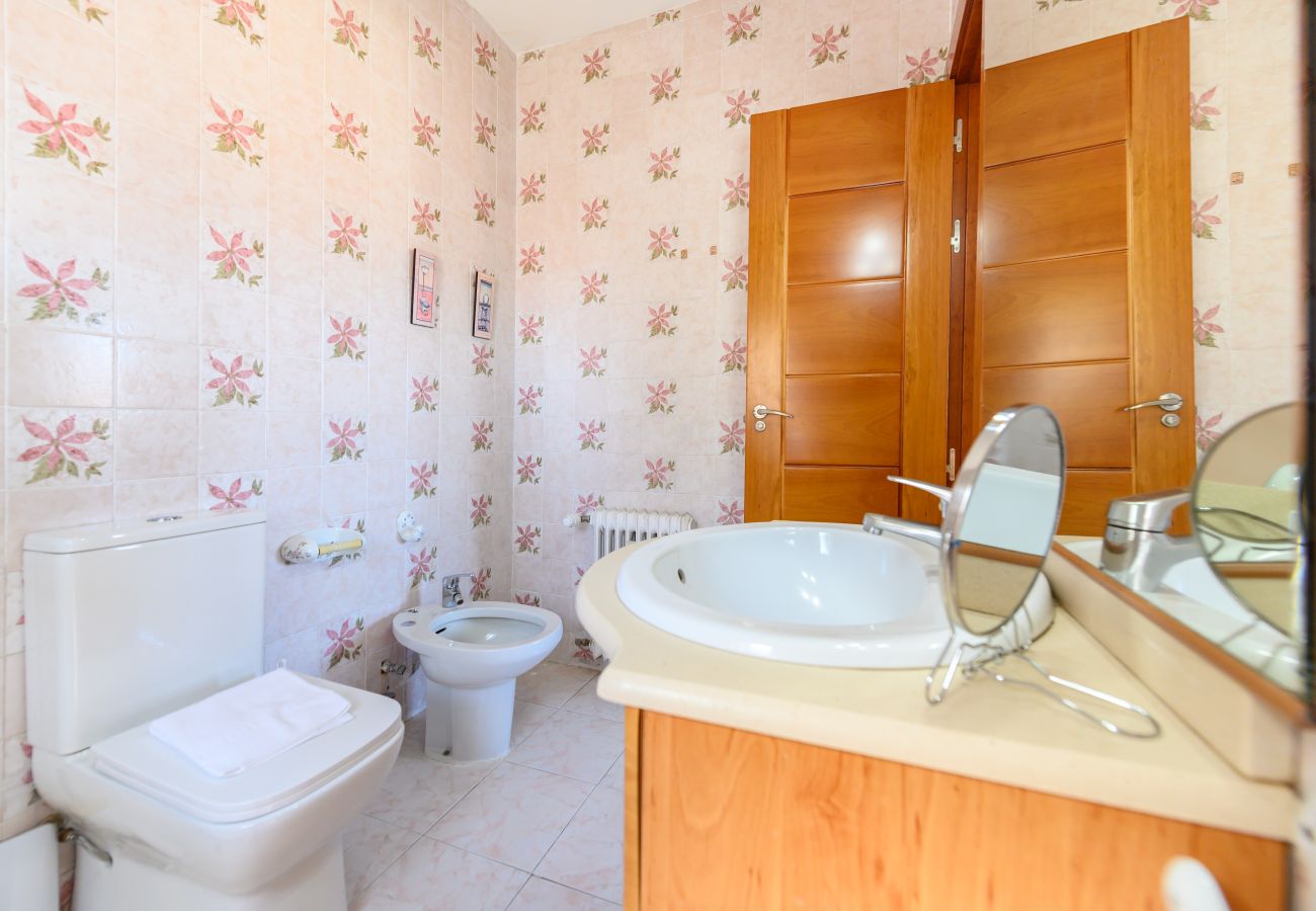 Apartment in Madrid - M (PIR312ºD) Piso 5 dormitorios, 2 baños en Moncl
