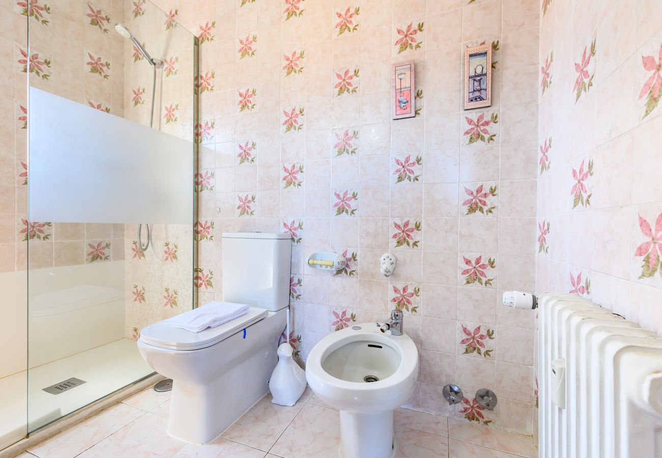 Apartment in Madrid - M (PIR312ºD) Piso 5 dormitorios, 2 baños en Moncl