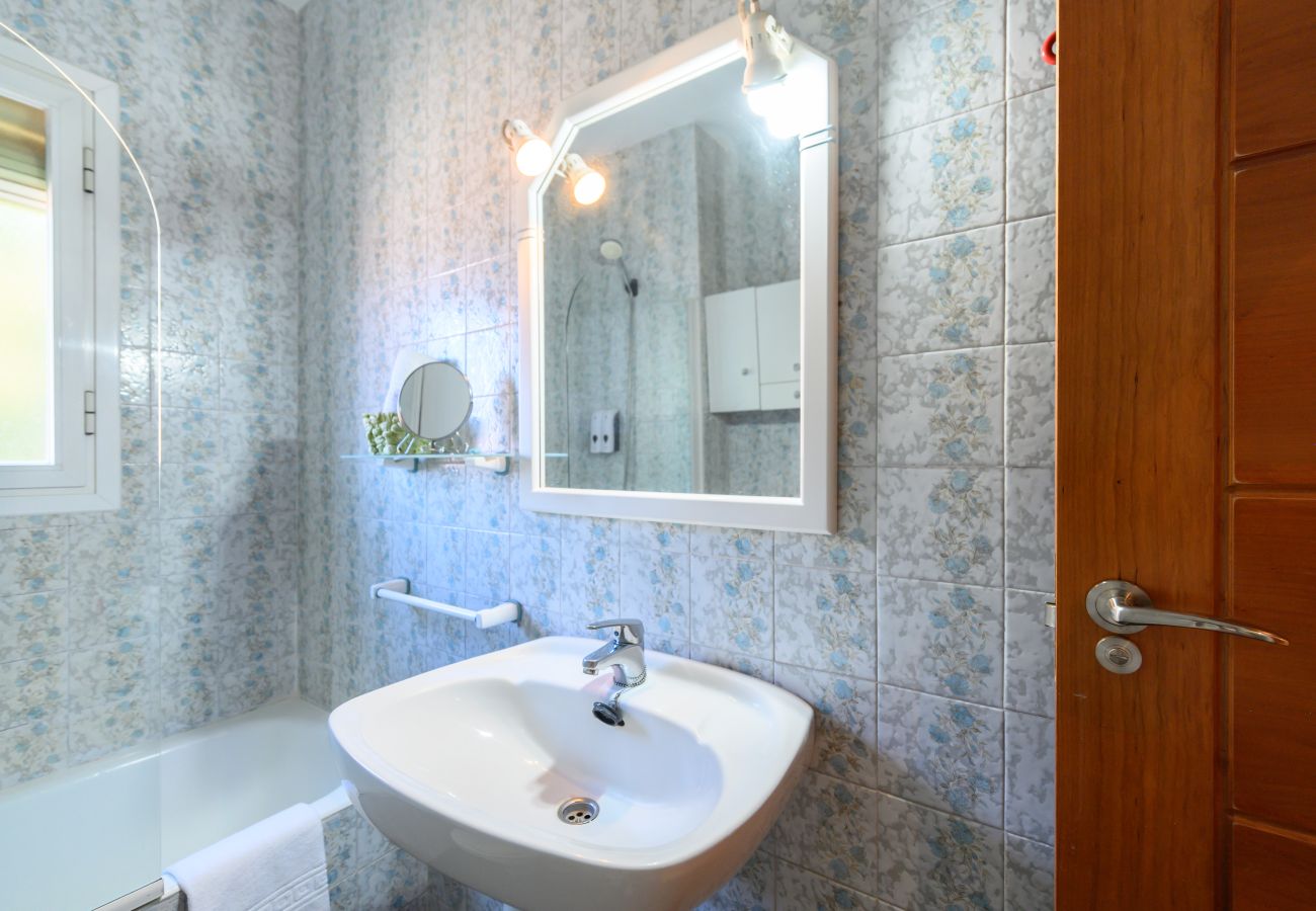 Apartment in Madrid - M (PIR312ºD) Piso 5 dormitorios, 2 baños en Moncl