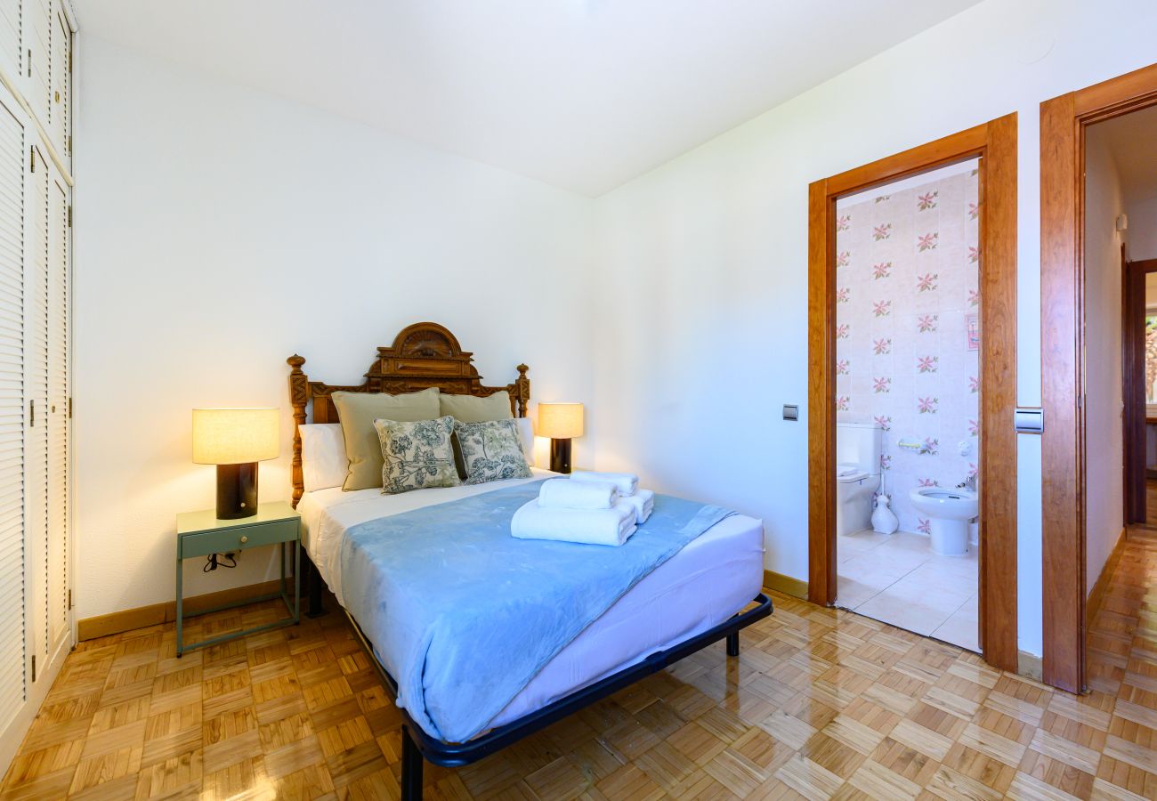 Apartment in Madrid - M (PIR312ºD) Piso 5 dormitorios, 2 baños en Moncl