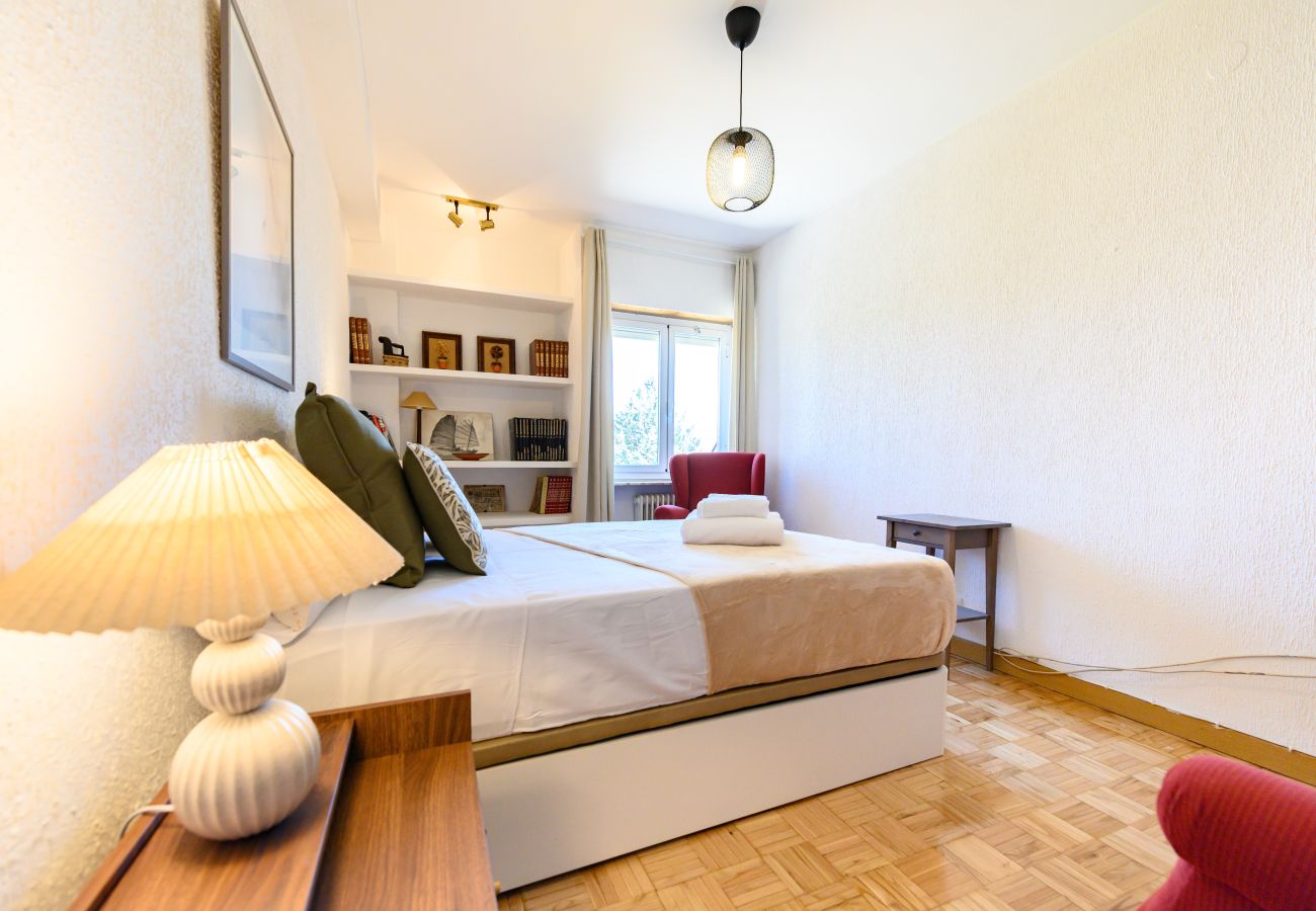 Apartment in Madrid - M (PIR312ºD) Piso 5 dormitorios, 2 baños en Moncl