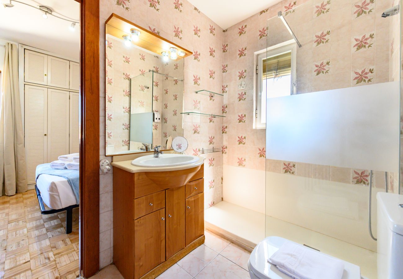 Apartment in Madrid - M (PIR312ºD) Piso 5 dormitorios, 2 baños en Moncl