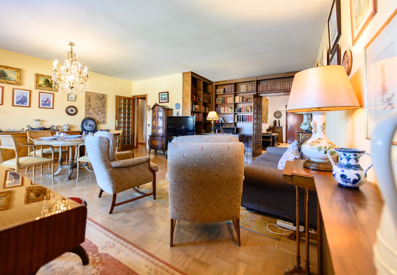 Apartment in Madrid - M (PIR312ºD) Piso 5 dormitorios, 2 baños en Moncl