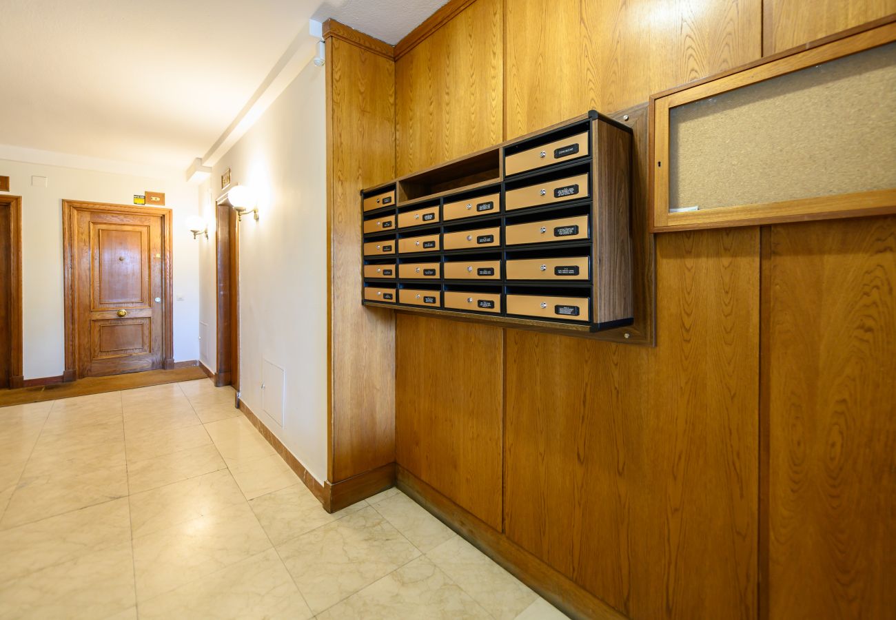 Apartment in Madrid - M (PIR312ºD) Piso 5 dormitorios, 2 baños en Moncl