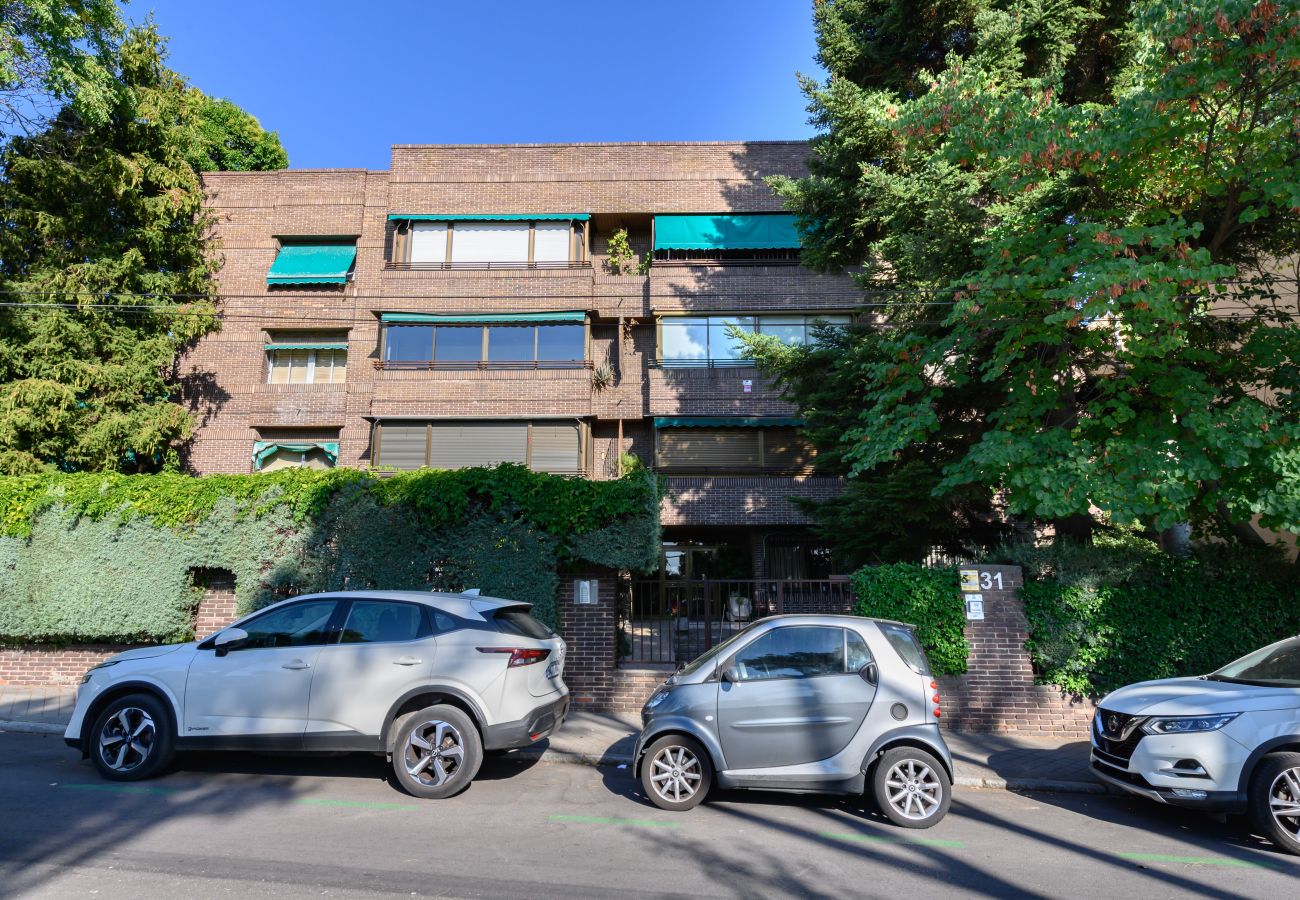 Apartment in Madrid - M (PIR312ºD) Piso 5 dormitorios, 2 baños en Moncl