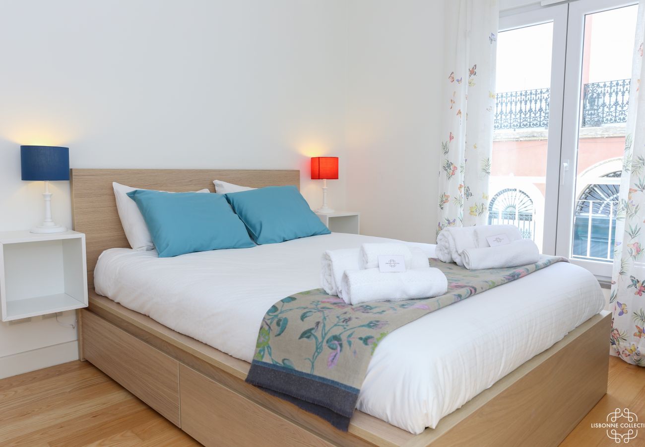 Chambre luxueuse et lumineuse pour adulte avec lit double et accès balcon