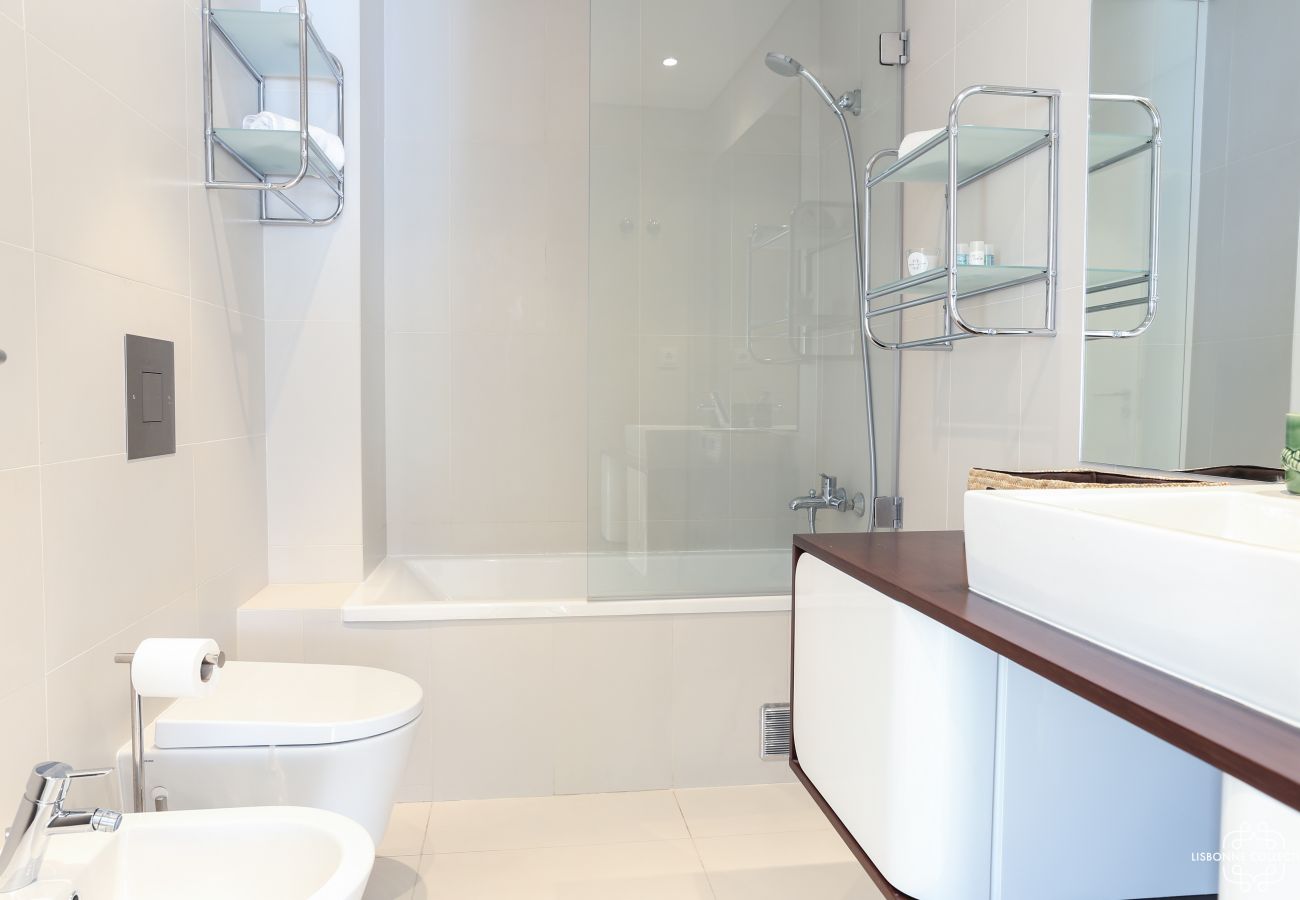 Salle de bain haut de gamme avec baignoire vasque meuble en bois. 