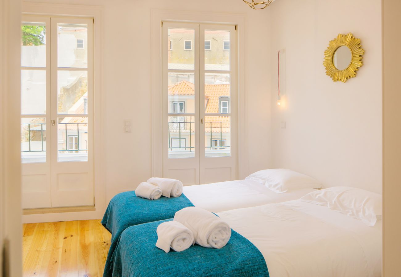 chambre avec deux lits simple contemporaine avec vue sur le centre ville de Lisbonne