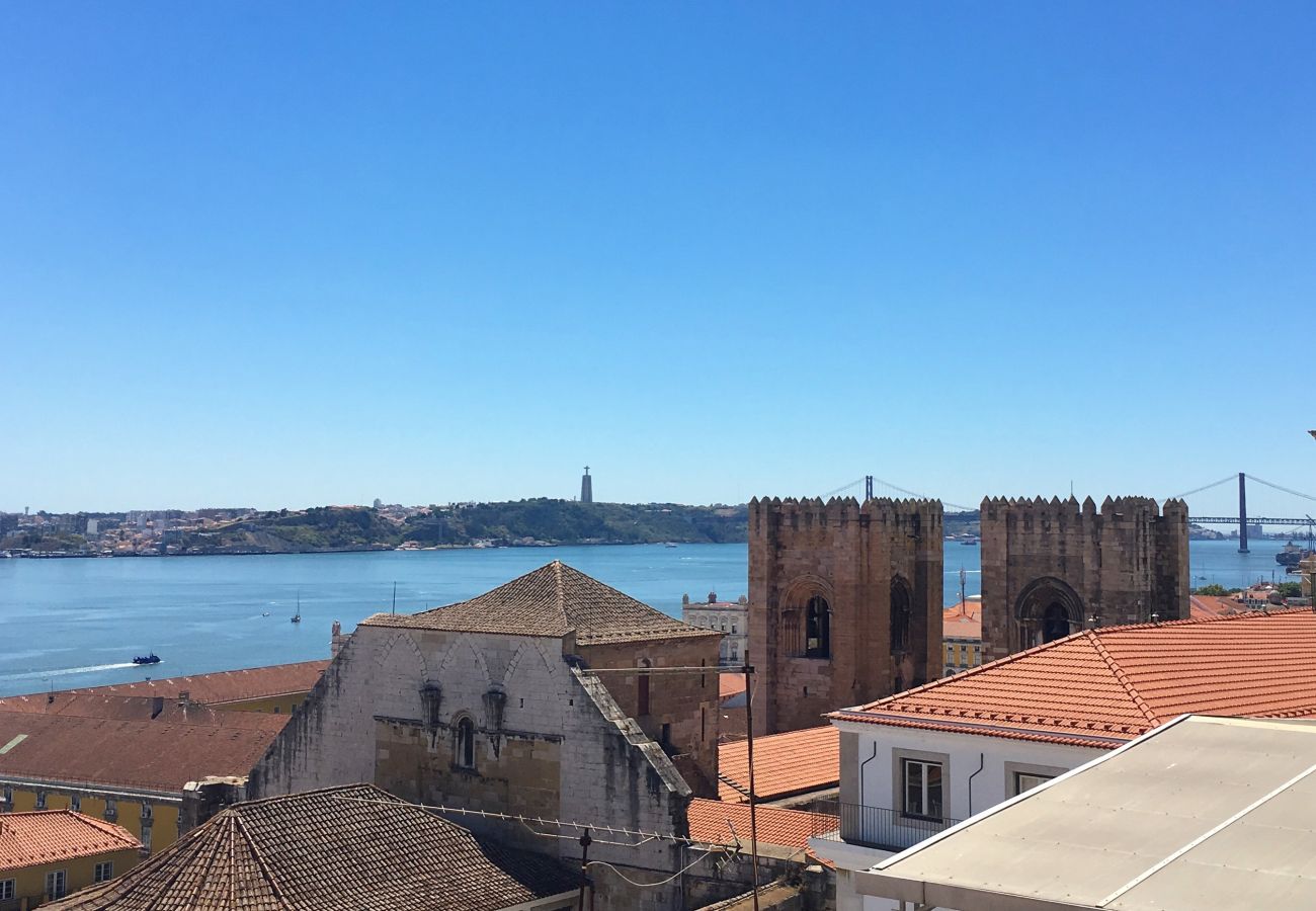 vue sur la cathédrale de Sé du balcon de l’appartement de location à Lisbonne 