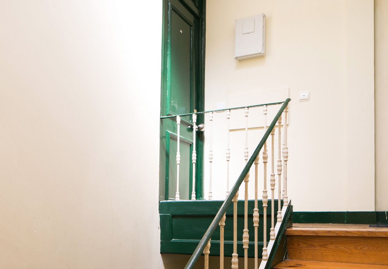 Cage d’escalier d’un appartement de location pour les vacances dans le cœur de Lisbonne