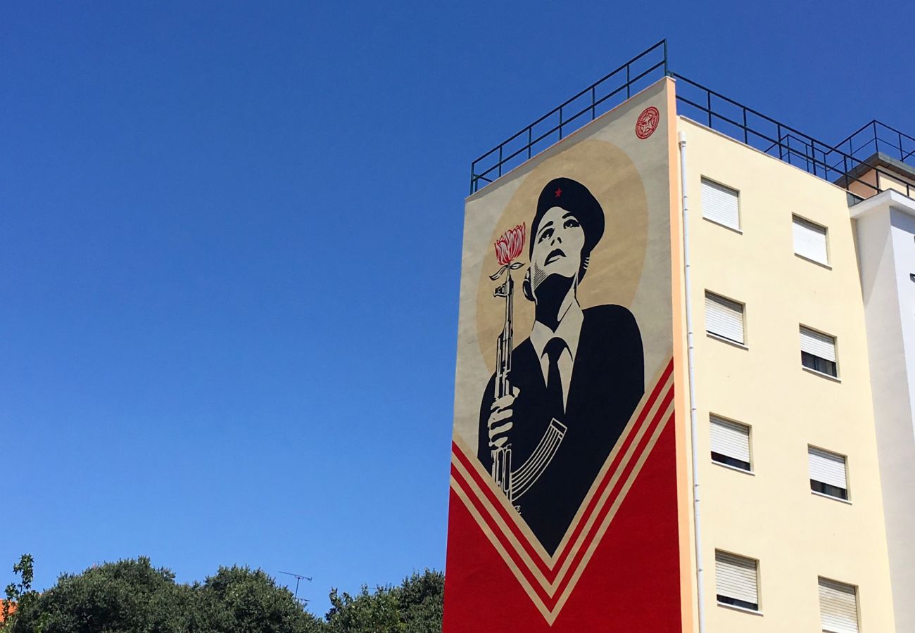 Street art dans le quartier historique de Graça à Lisbonne 