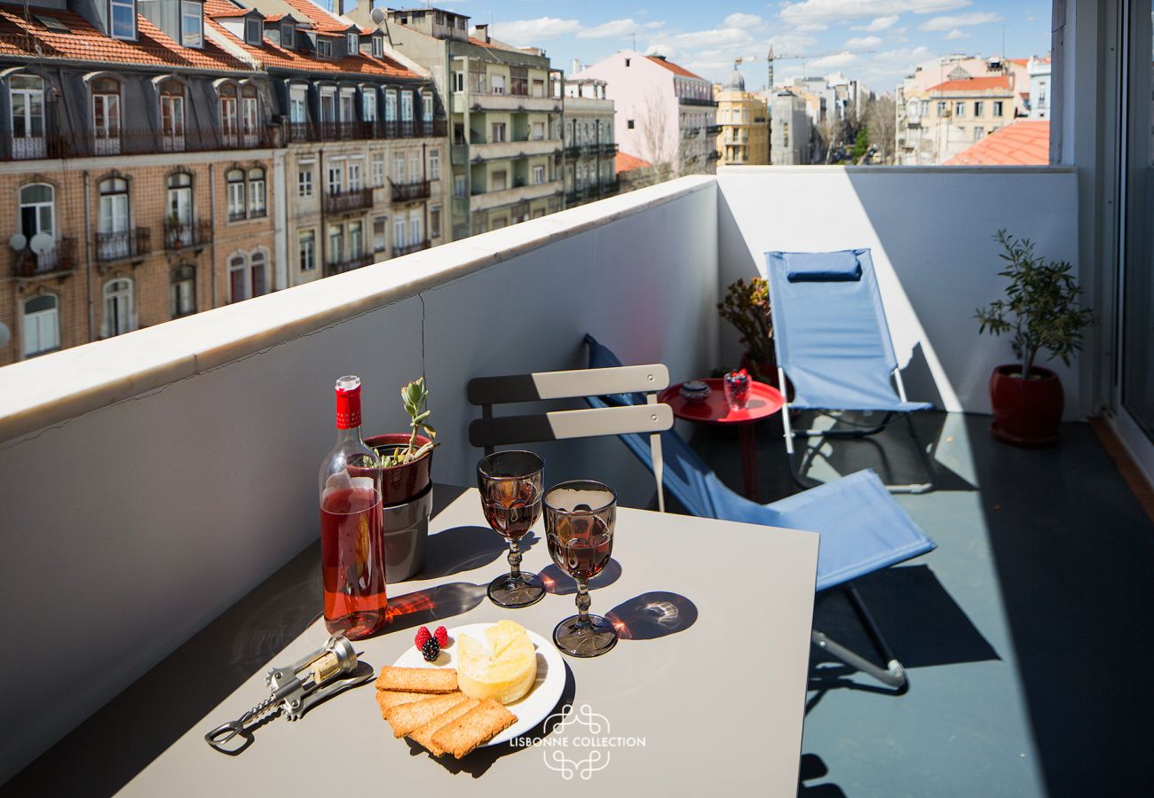 Accès extérieur sur un balcon-terrasse avec vue sur Lisbonne