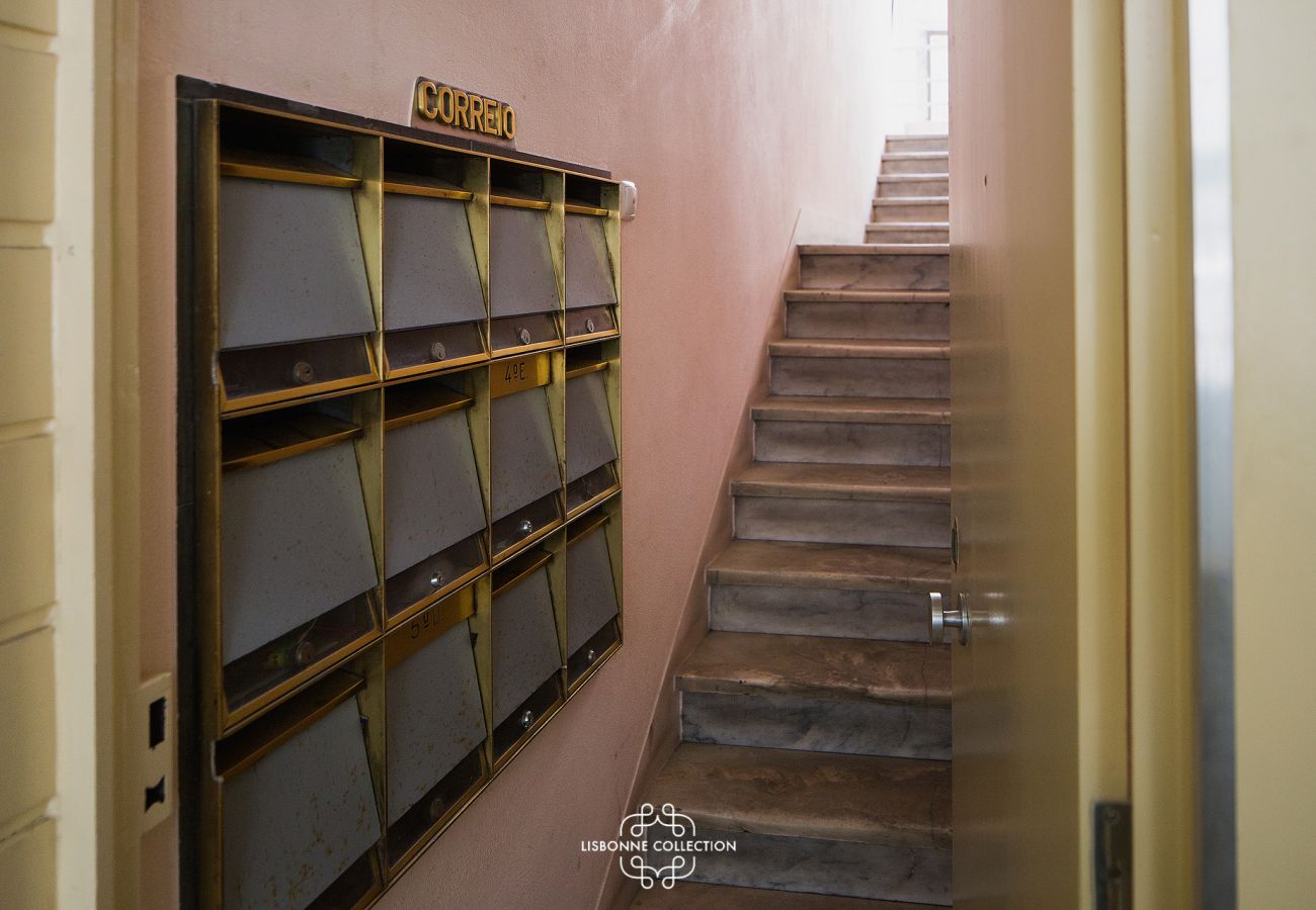 Escalier donnant accès à l’appartement à louer au cœur de Lisbonne