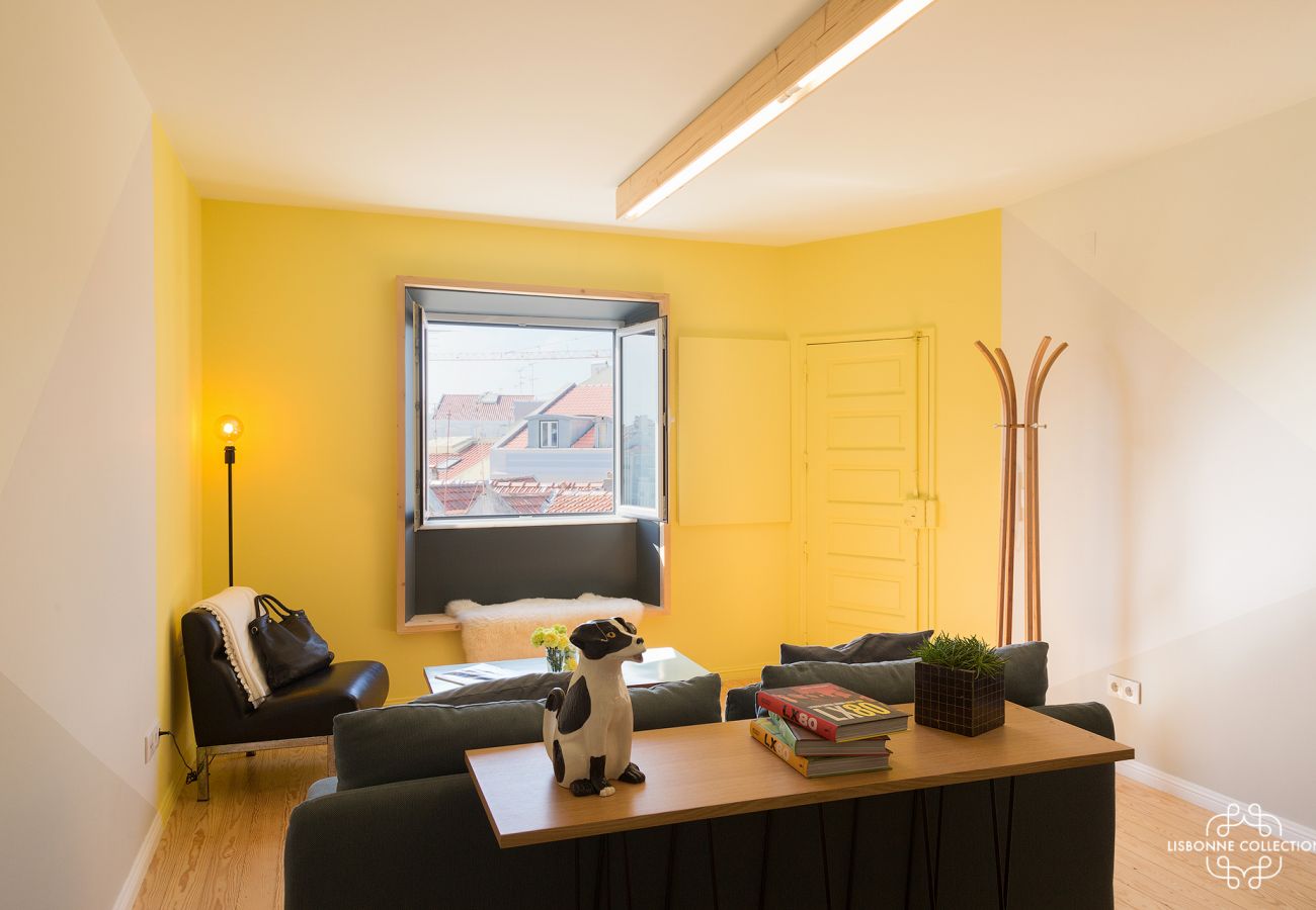 Appartement à la décoration jaune, sobre et élégante pour un séjour 