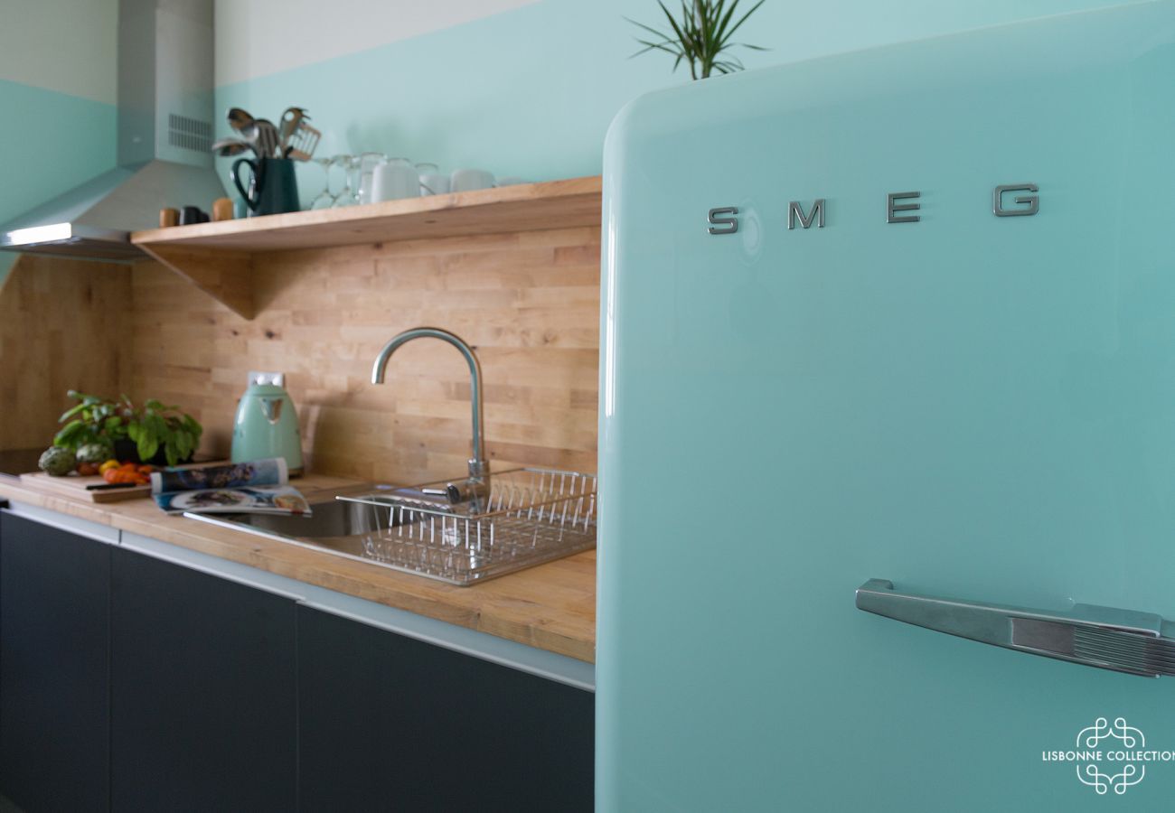 Frigo tendance et coloré dans une cuisine de standing