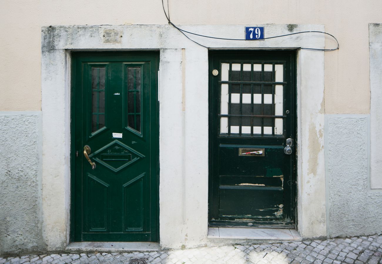 Porte d’entrée de l’appartement de location au cœur de Lisbonne