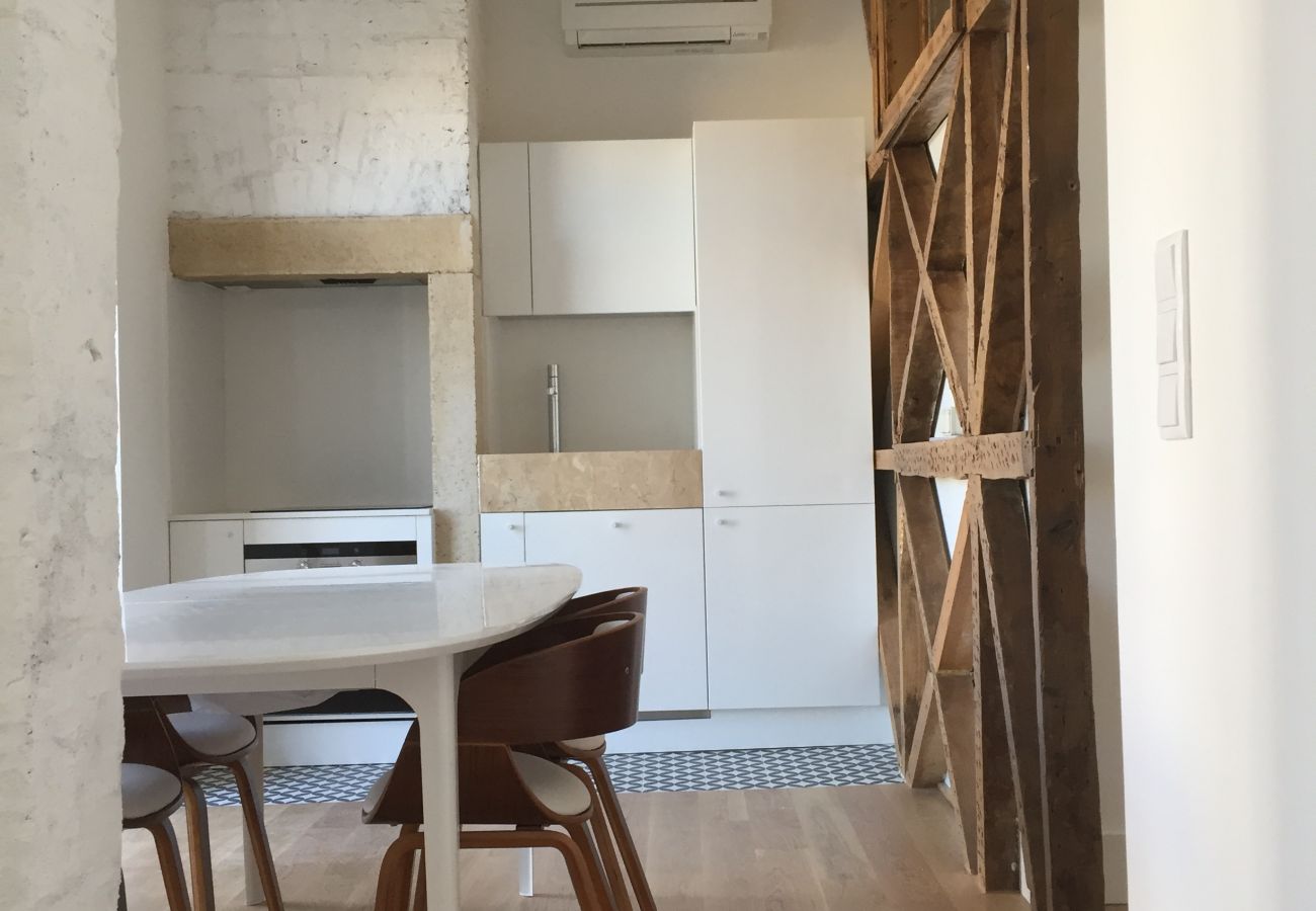 Salon cuisine salle à manger dans un appartement en location à Graça