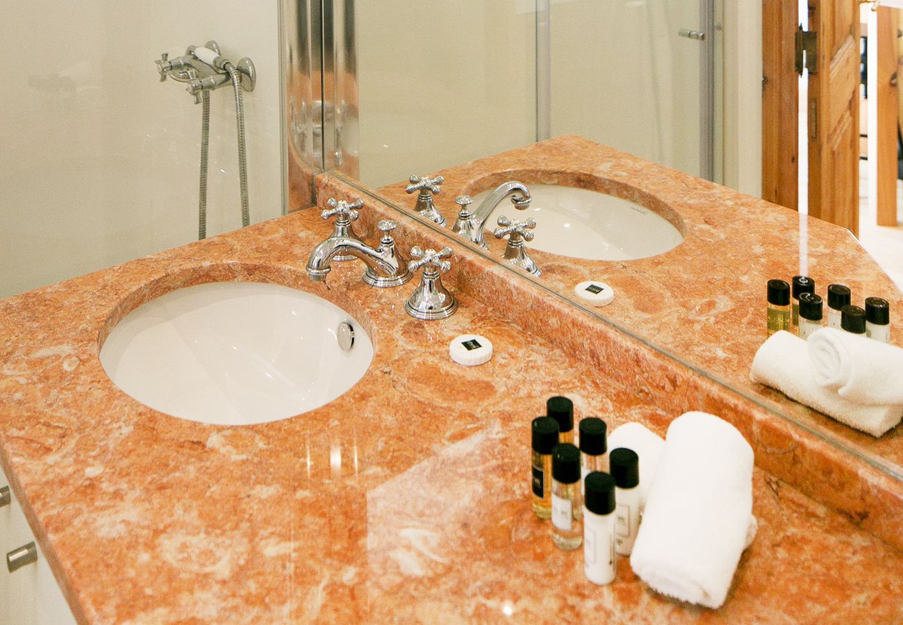 Salle de bain en marbre haut de gamme mise en location par Lisbonne Collection 