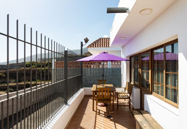 Maison à Güimar - Terrasse de la maison familiale et barbecue par Lightbooking