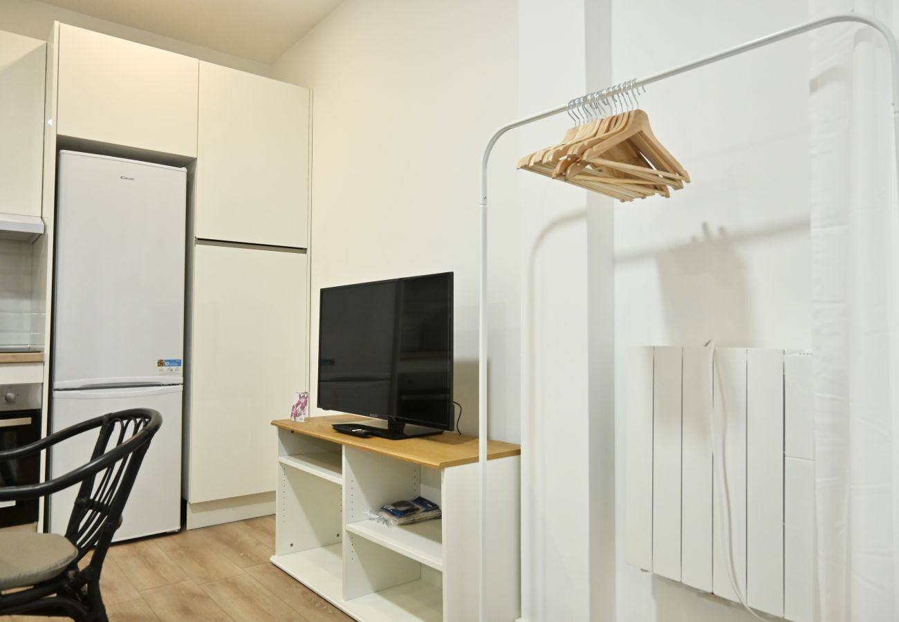 Studio à Madrid - Encantador Estudio con Cama Doble y Sofá Cama, Patio Compartido MPE35H