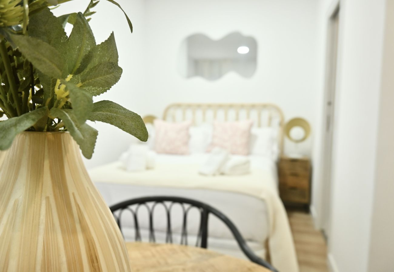 Studio à Madrid - Encantador Estudio con Cama Doble y Sofá Cama, Patio Compartido MPE35H
